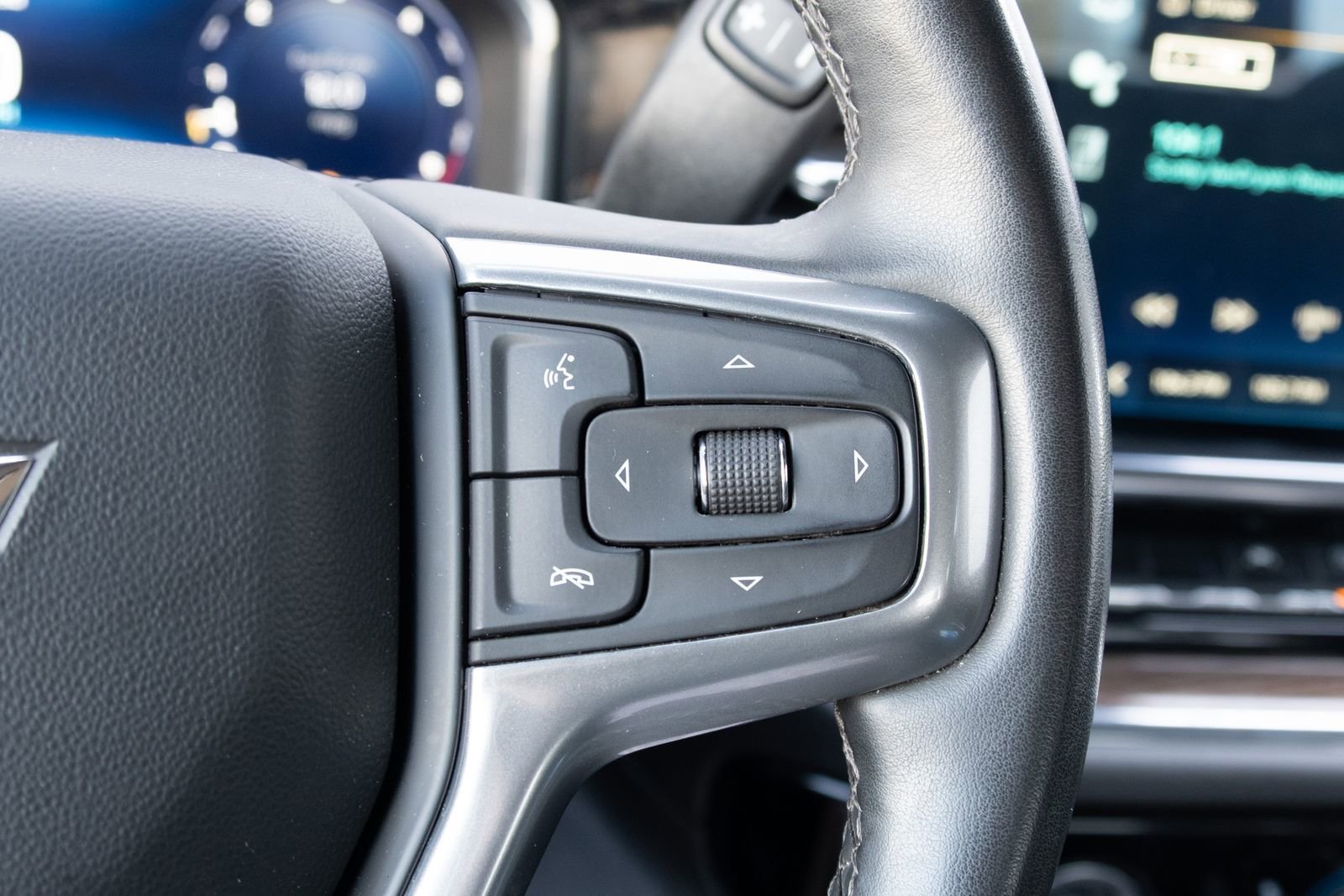 Used 2024 Summit White Chevrolet LT image 7