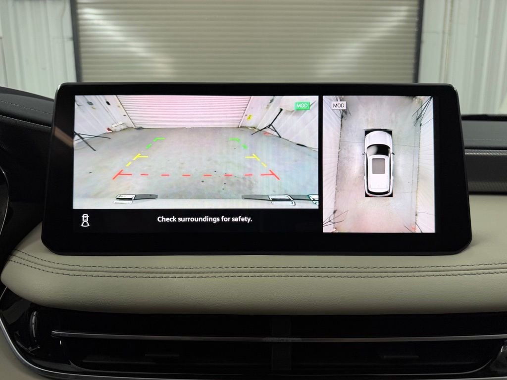 Used 2023 White INFINITI LUXE image 14