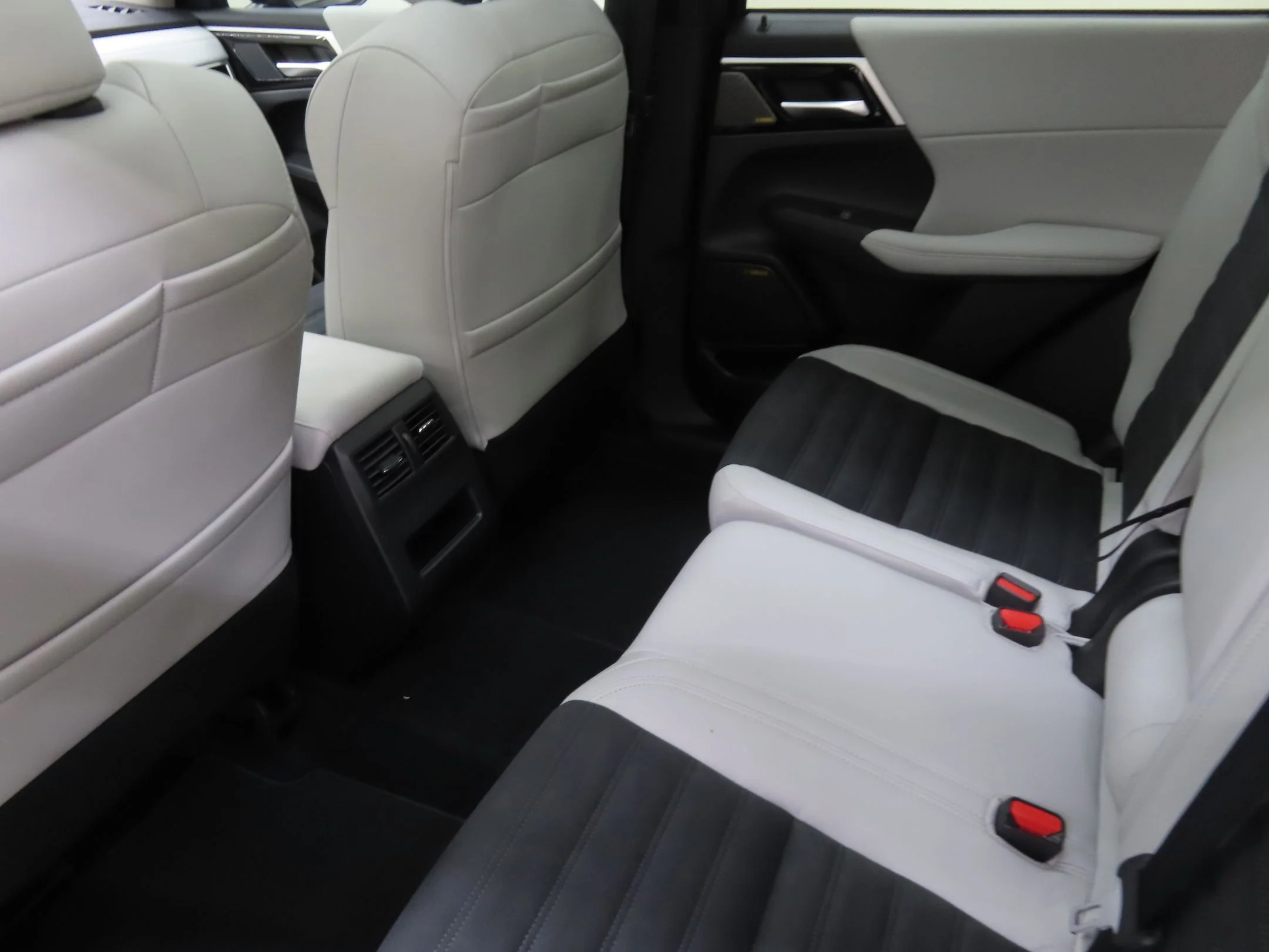 Used 2025 Blue Mitsubishi SE image 23
