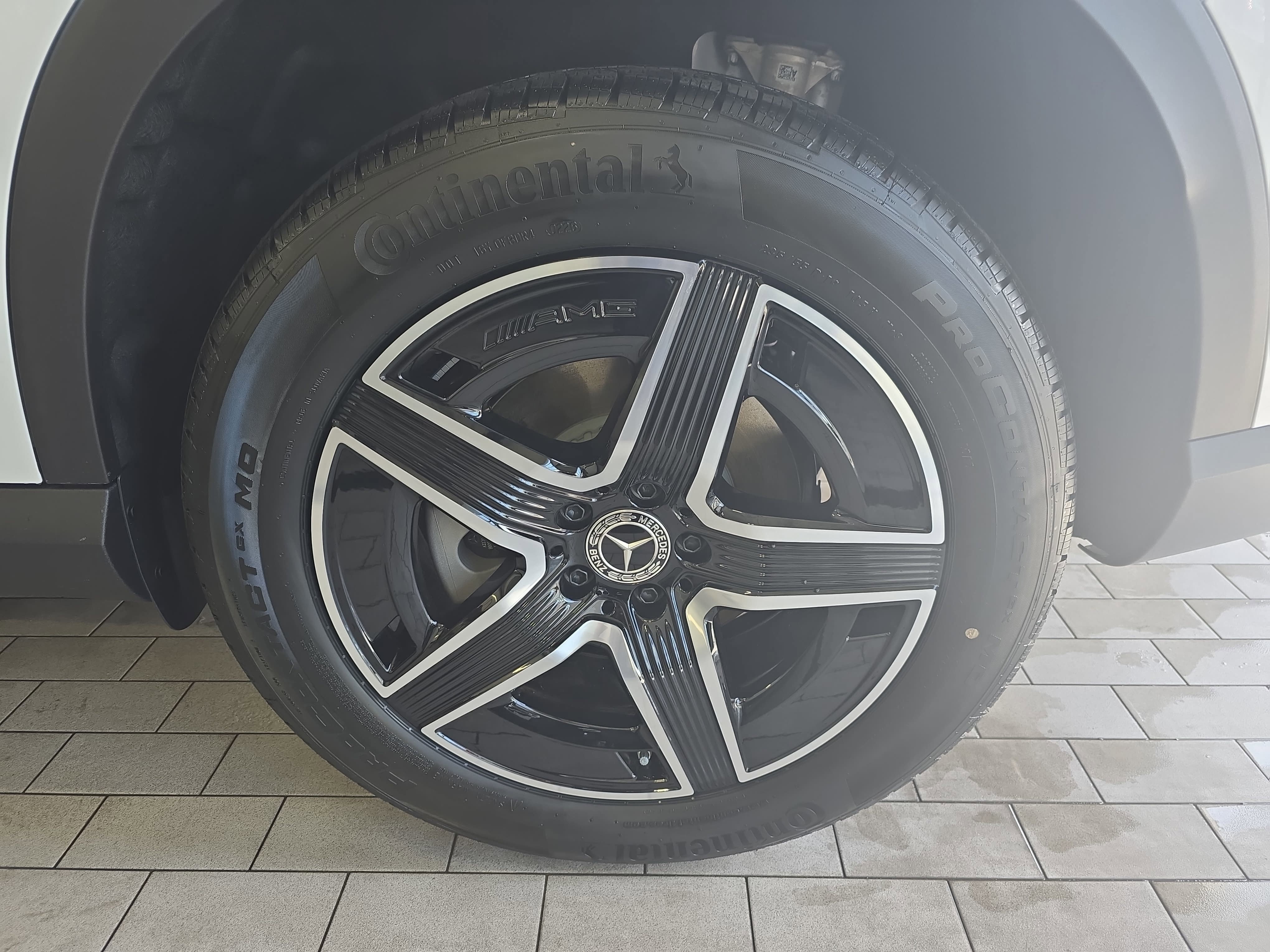 New 2026 MANUFAKTUR Moonlight White Metallic Mercedes-Benz GLC300 image 36