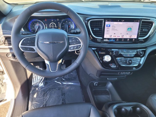 Used 2025 White Chrysler Select image 9