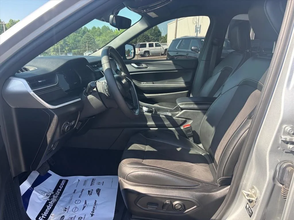 Used 2024 Silver Jeep Altitude image 11