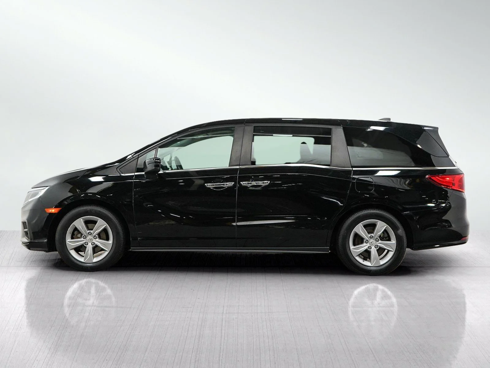 Used 2018 Honda Odyssey EX-L with VIN 5FNRL6H70JB073794 for sale in Burnsville, Minnesota