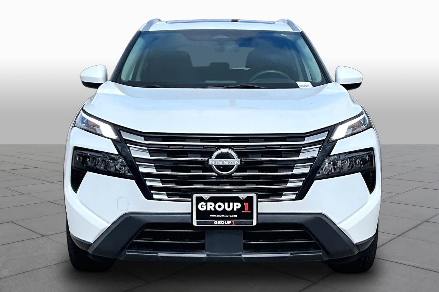 Certified Used 2024 Everest White Pearl Nissan SV image 4