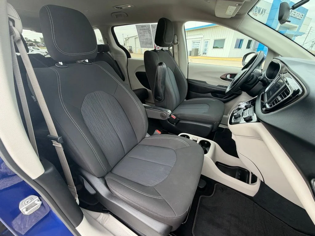 Used 2021 Blue Chrysler LX image 29