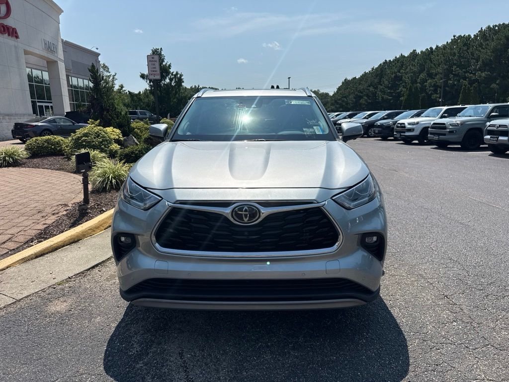 Used 2023 Silver Toyota Platinum image 9