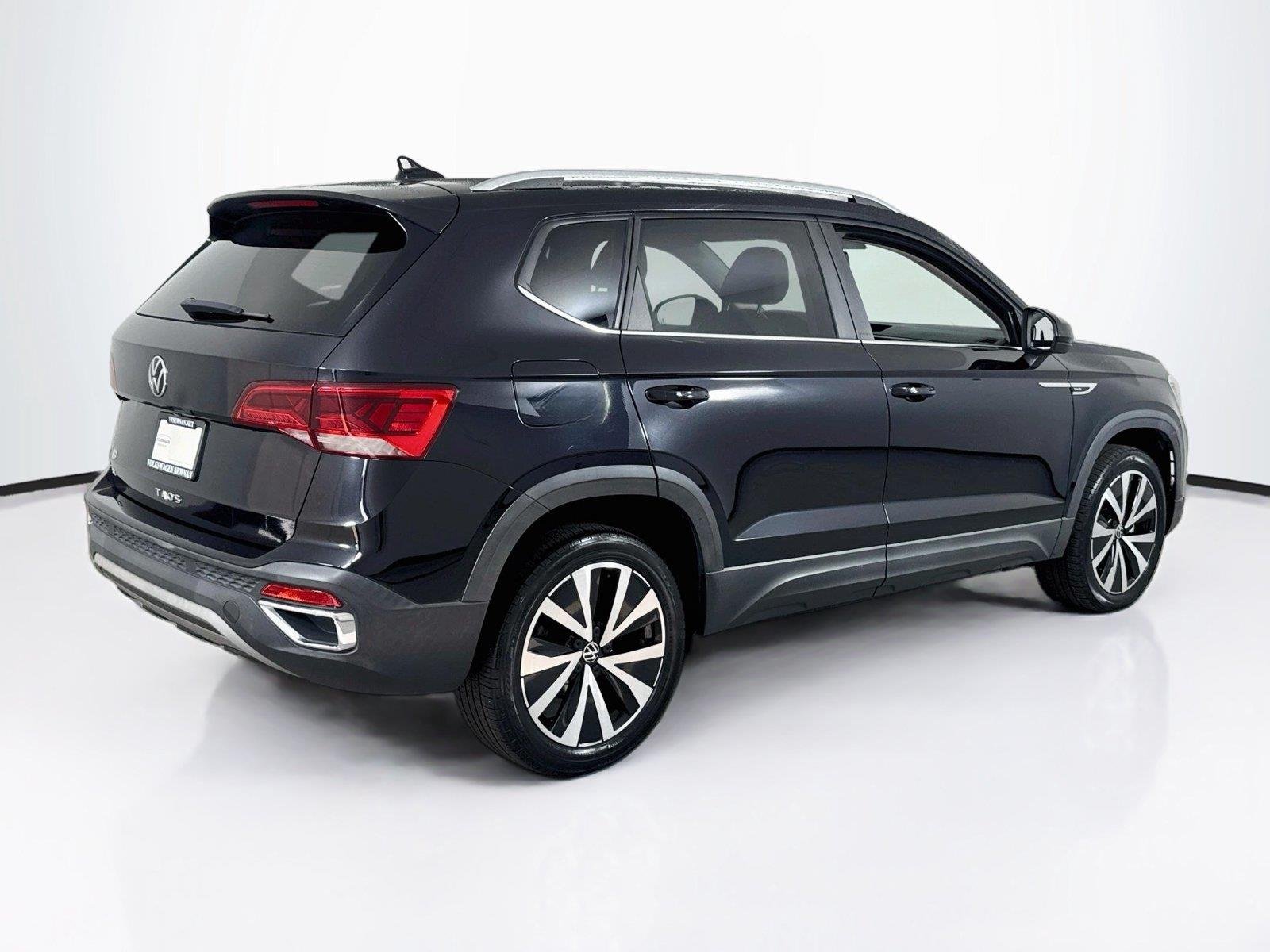 Used 2022 Deep Black Pearl Volkswagen SE image 2