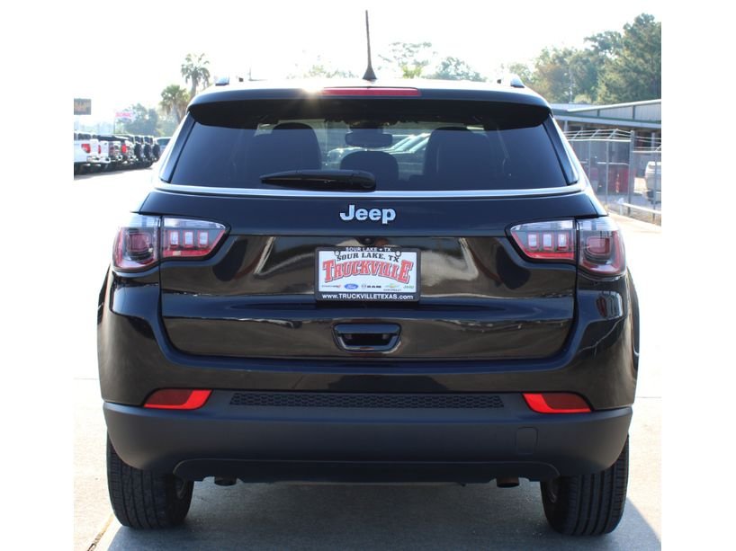 Used 2024 Diamond Black Crystal Pearlcoat Jeep Latitude image 17