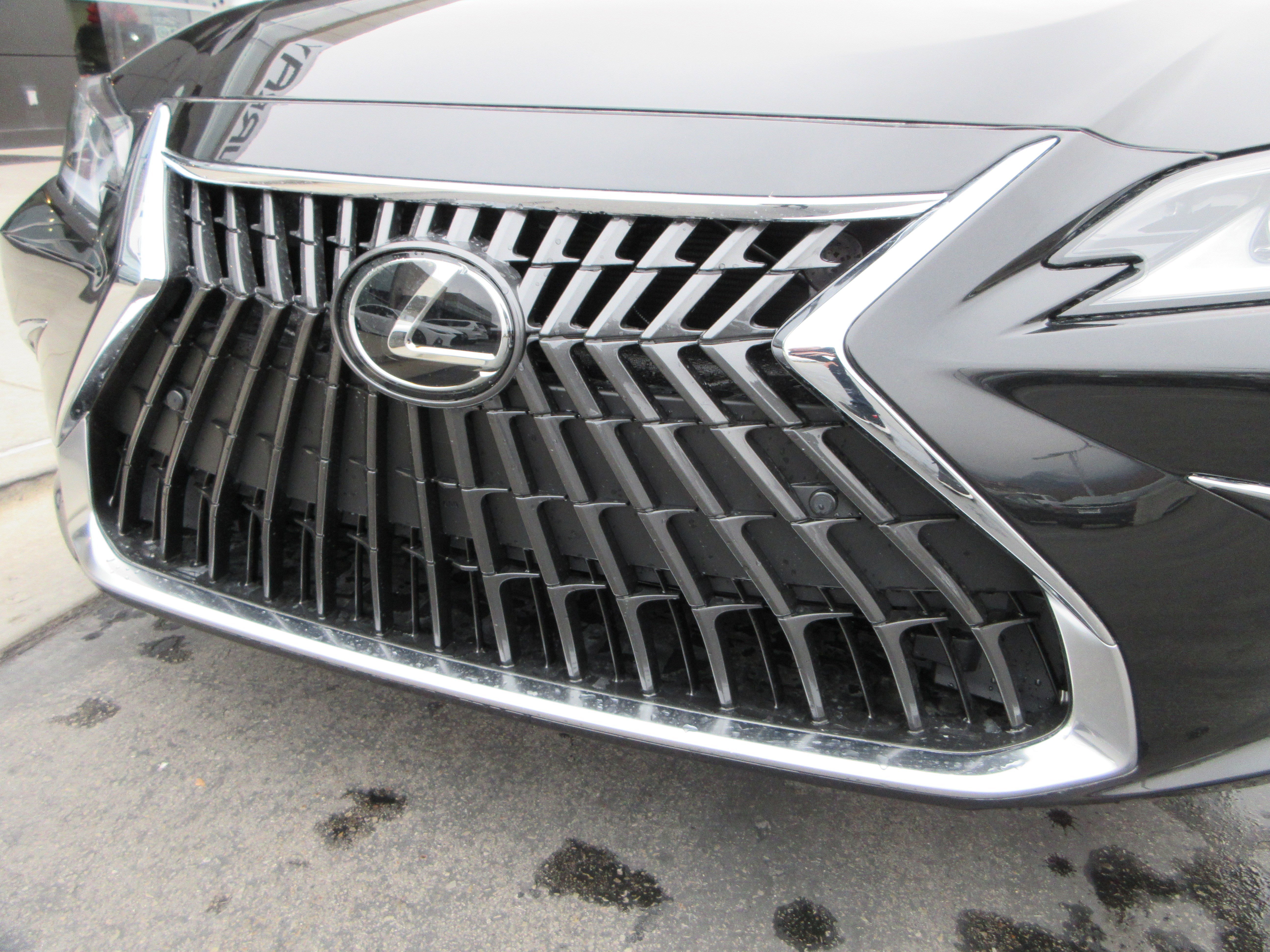 2025 Lexus ES 350 - Photo 15