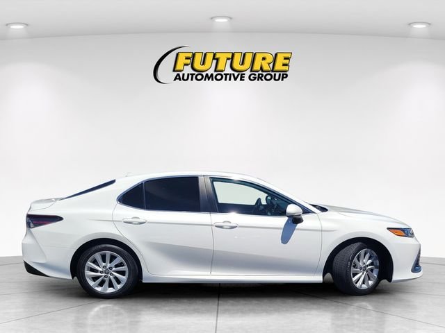 Used 2022 White Toyota LE image 3