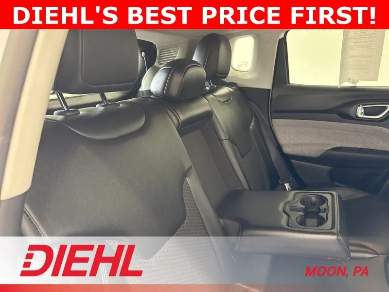 Used 2022 White Jeep Latitude image 11