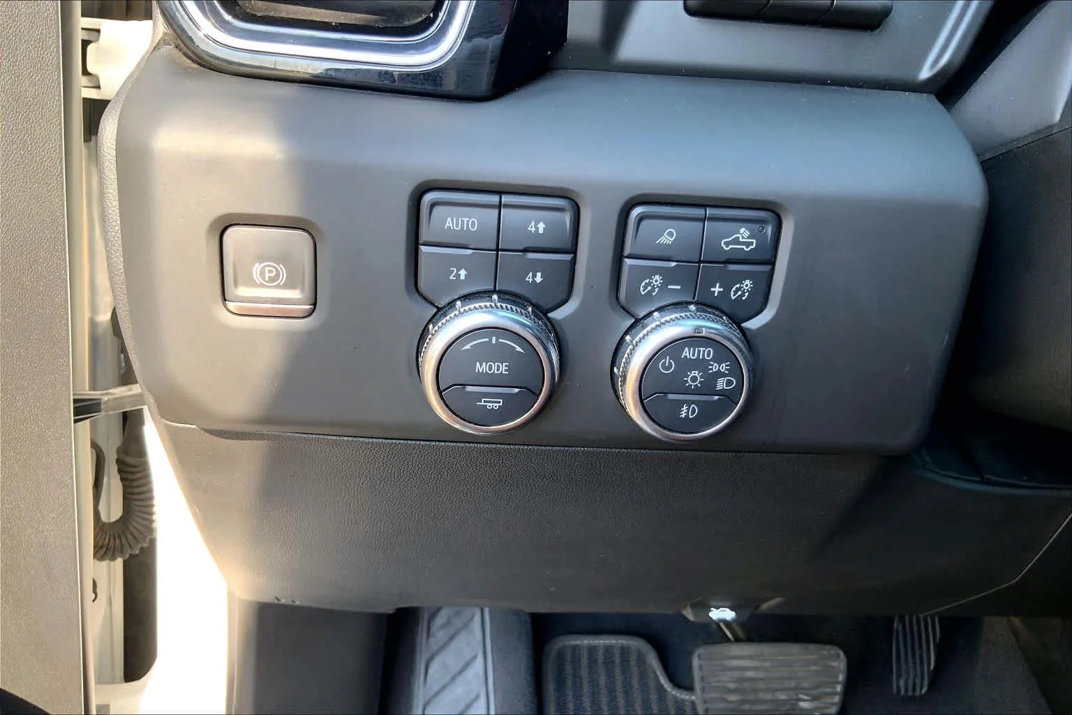 Used 2024 White Frost Tricoat GMC Denali Ultimate image 33