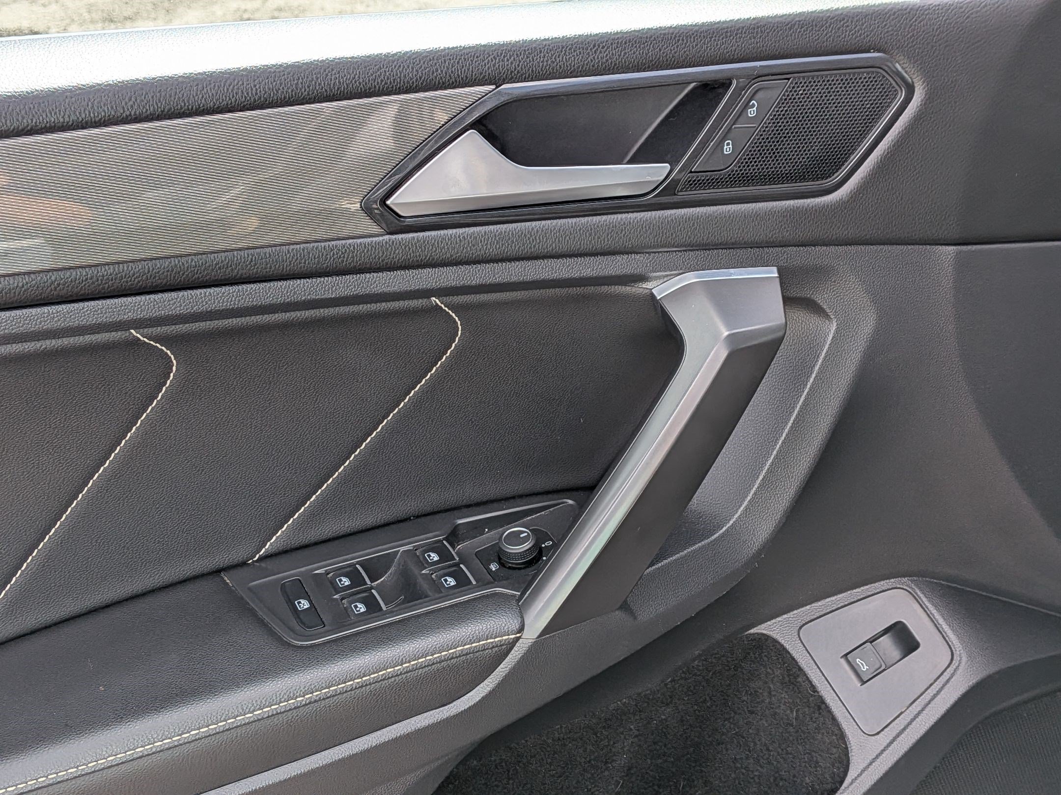 Used 2022 Platinum Gray Metallic Volkswagen SE image 13
