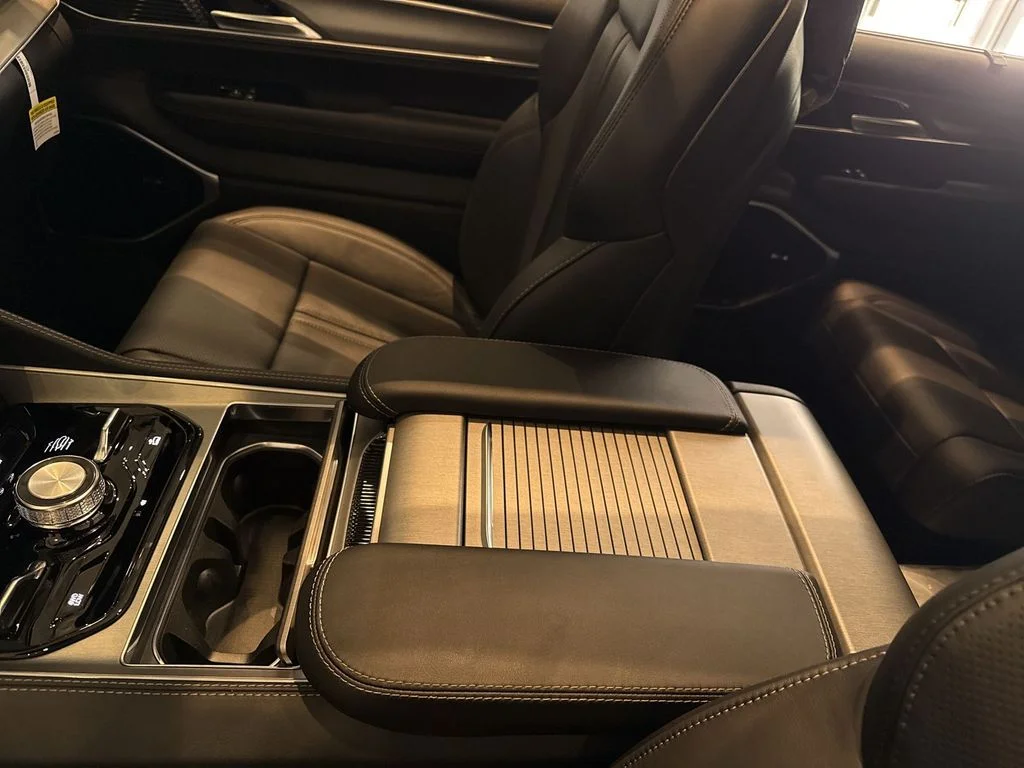 New 2026 Fathom Blue Pearl-Coat Exterior Paint (Late Availability) Jeep Limited Reserve image 25