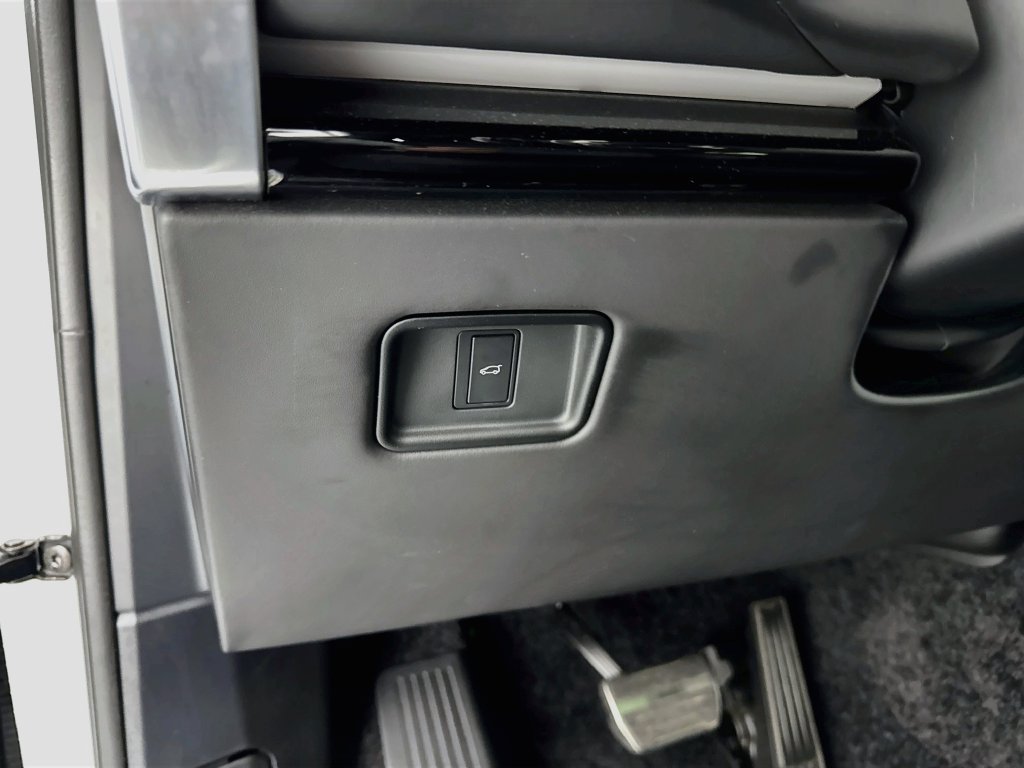 Used 2024 White Land Rover SE image 10