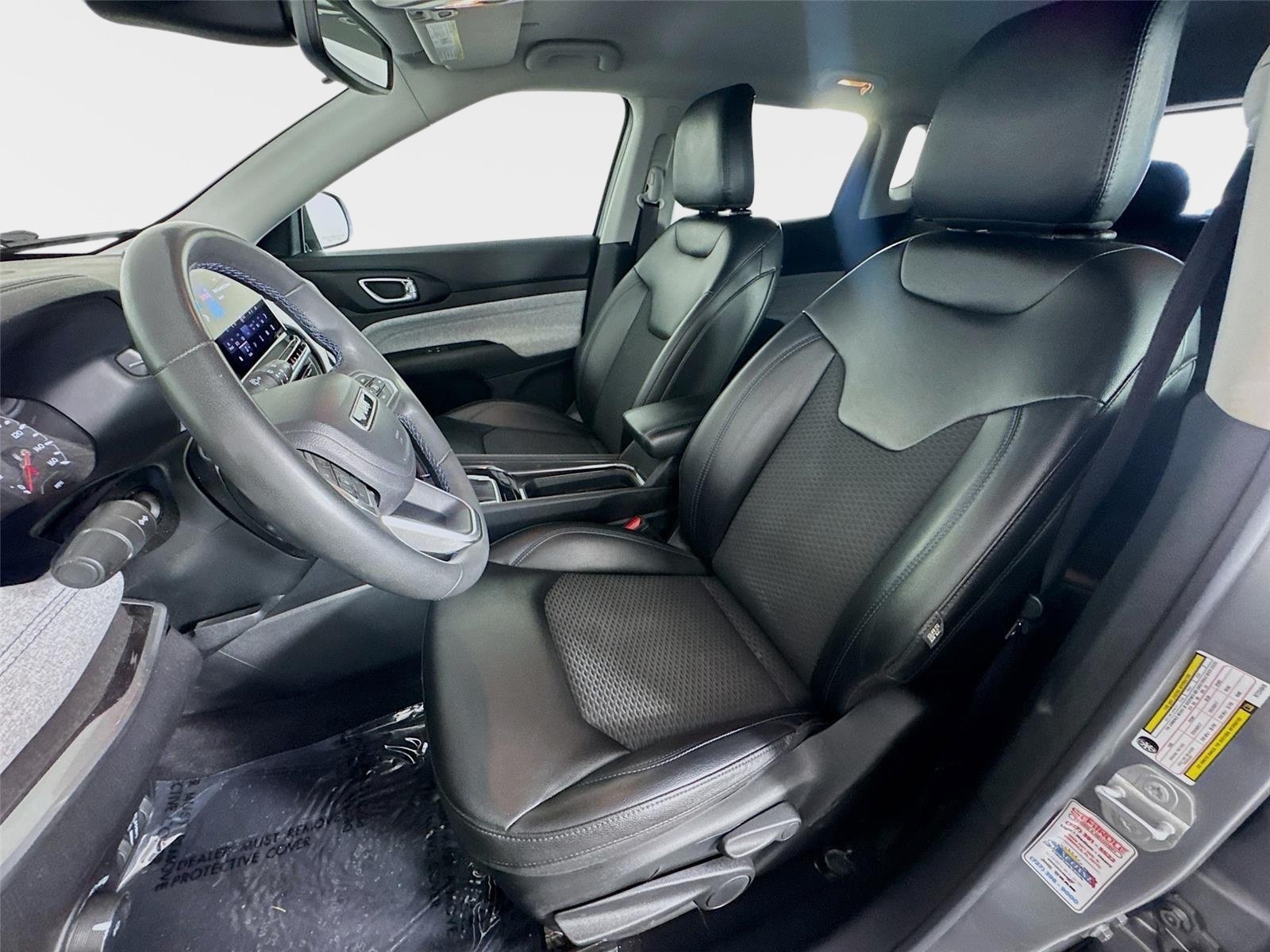 Used 2022 Billet Silver Metallic Clearcoat Jeep Latitude image 11