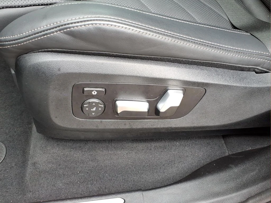 Used 2025 White BMW xDrive40i image 18