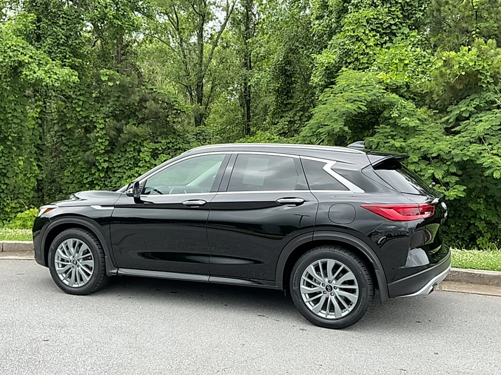 Used 2023 Black Obsidian INFINITI LUXE image 3