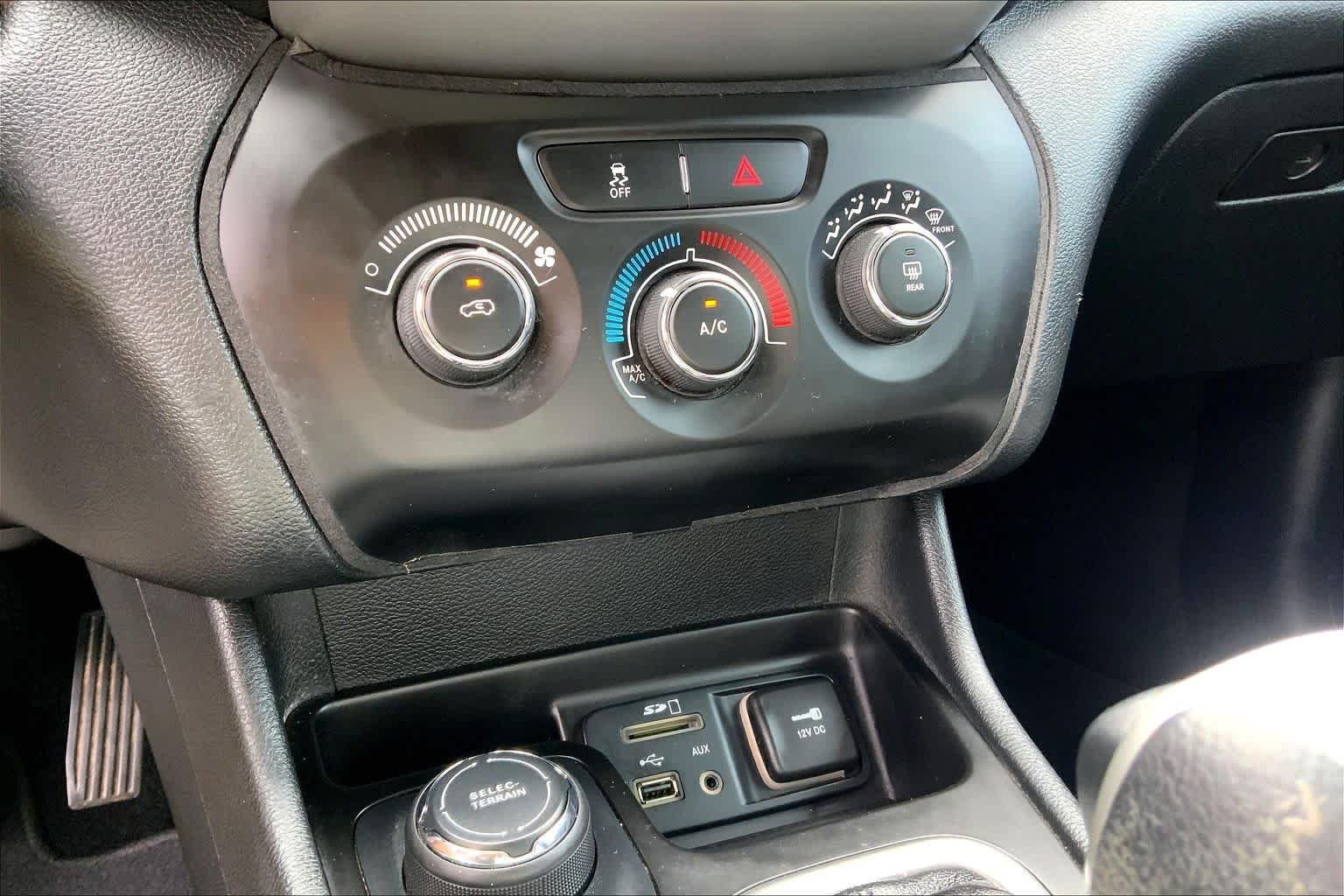 Used 2014 Brilliant Black Crystal Pearlcoat Jeep Sport image 32
