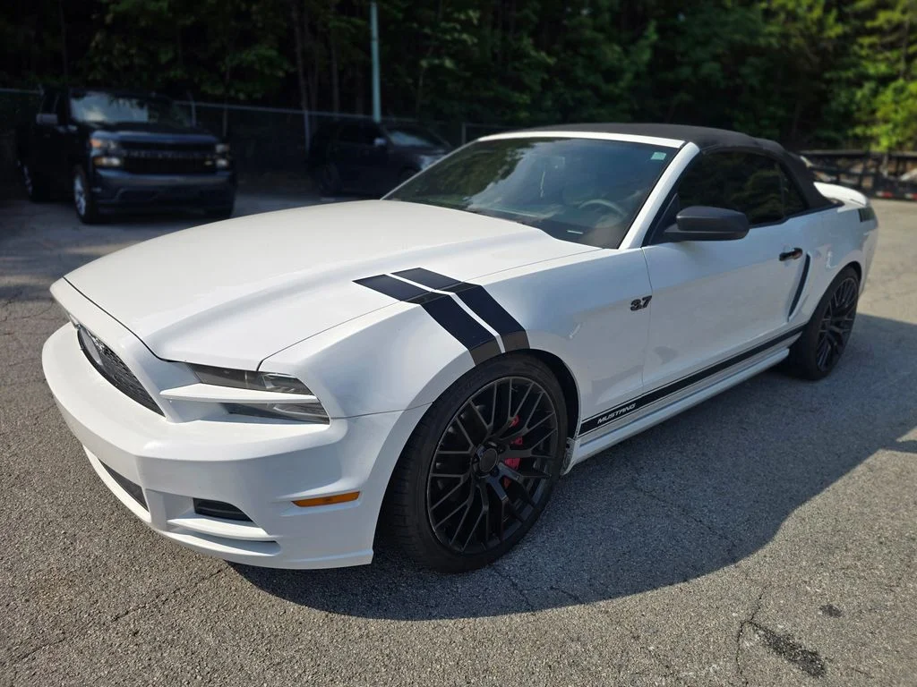 Used 2014 White Ford V6 Premium image 3