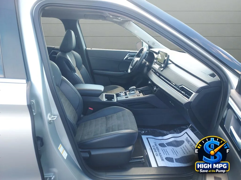 Used 2024 Silver Mitsubishi SE image 21