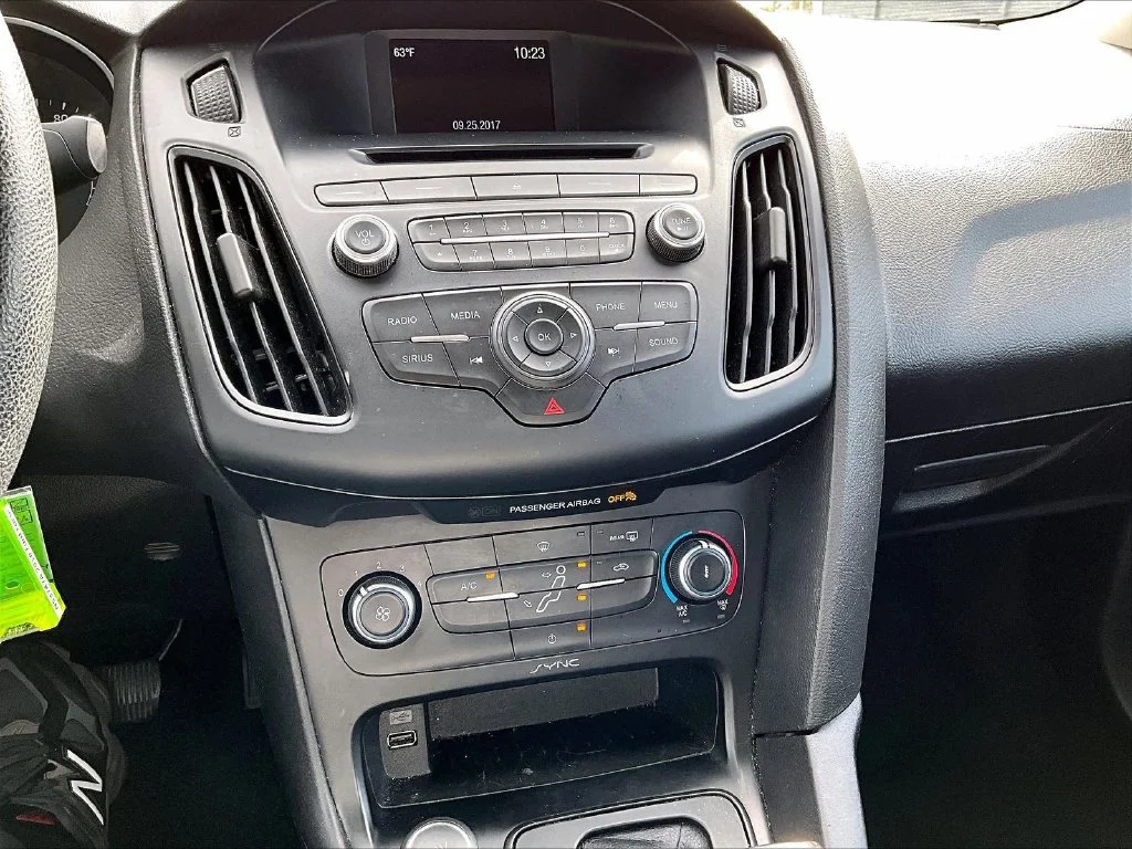 Used 2016 Black Ford SE image 18
