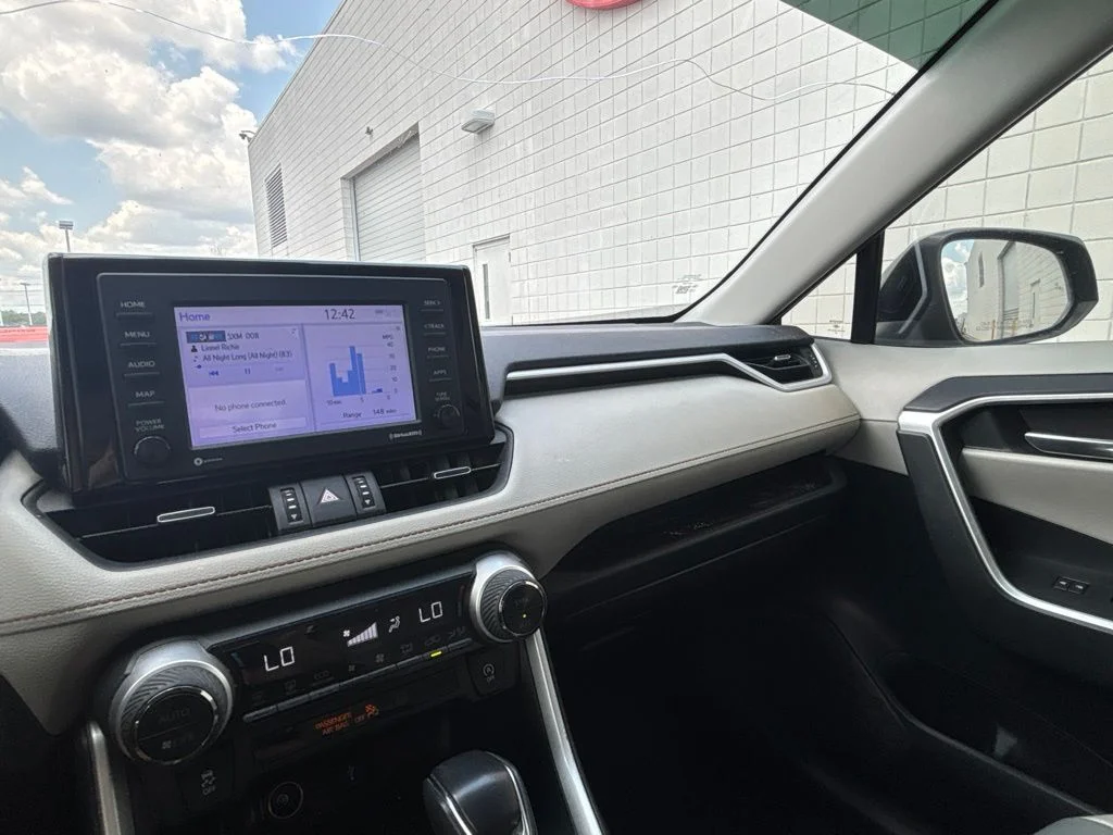 Used 2021  Toyota XLE Premium image 12