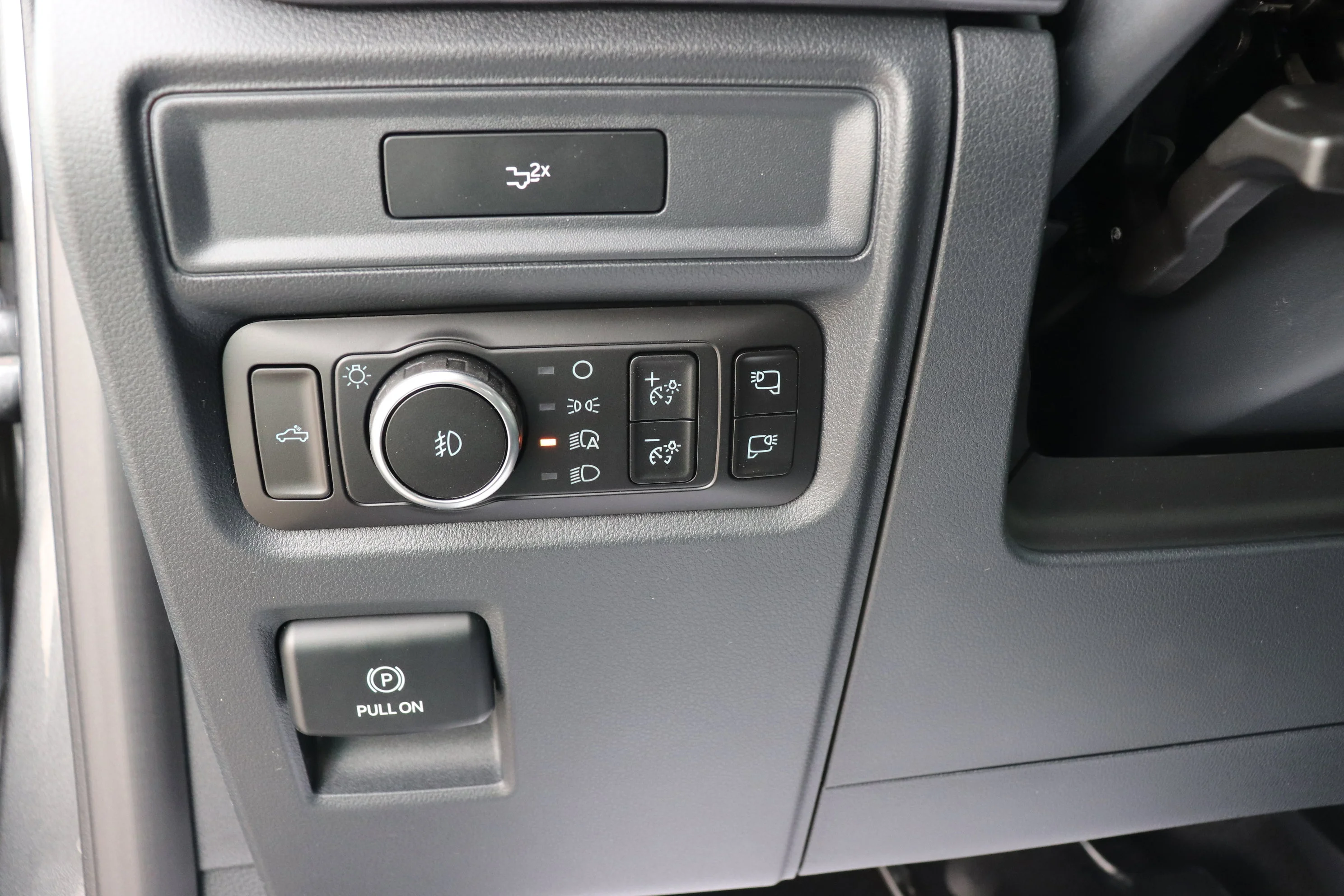 New 2026 CARBONIZED GREY METALLIC Ford XLT image 11