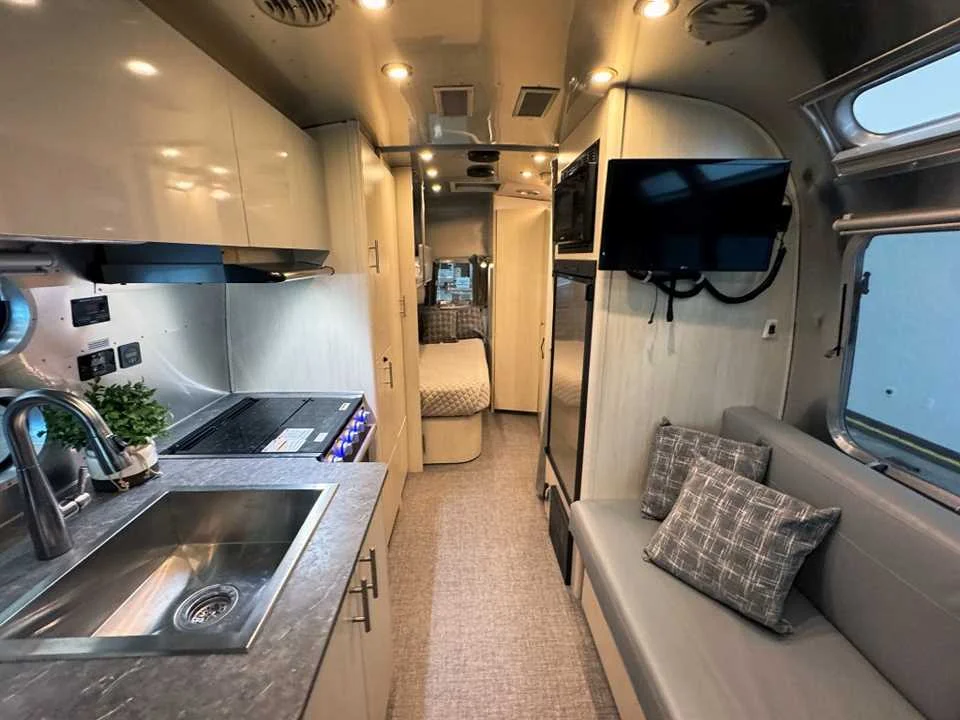 Used 2021 SILVER AIRSTREAM  image 9