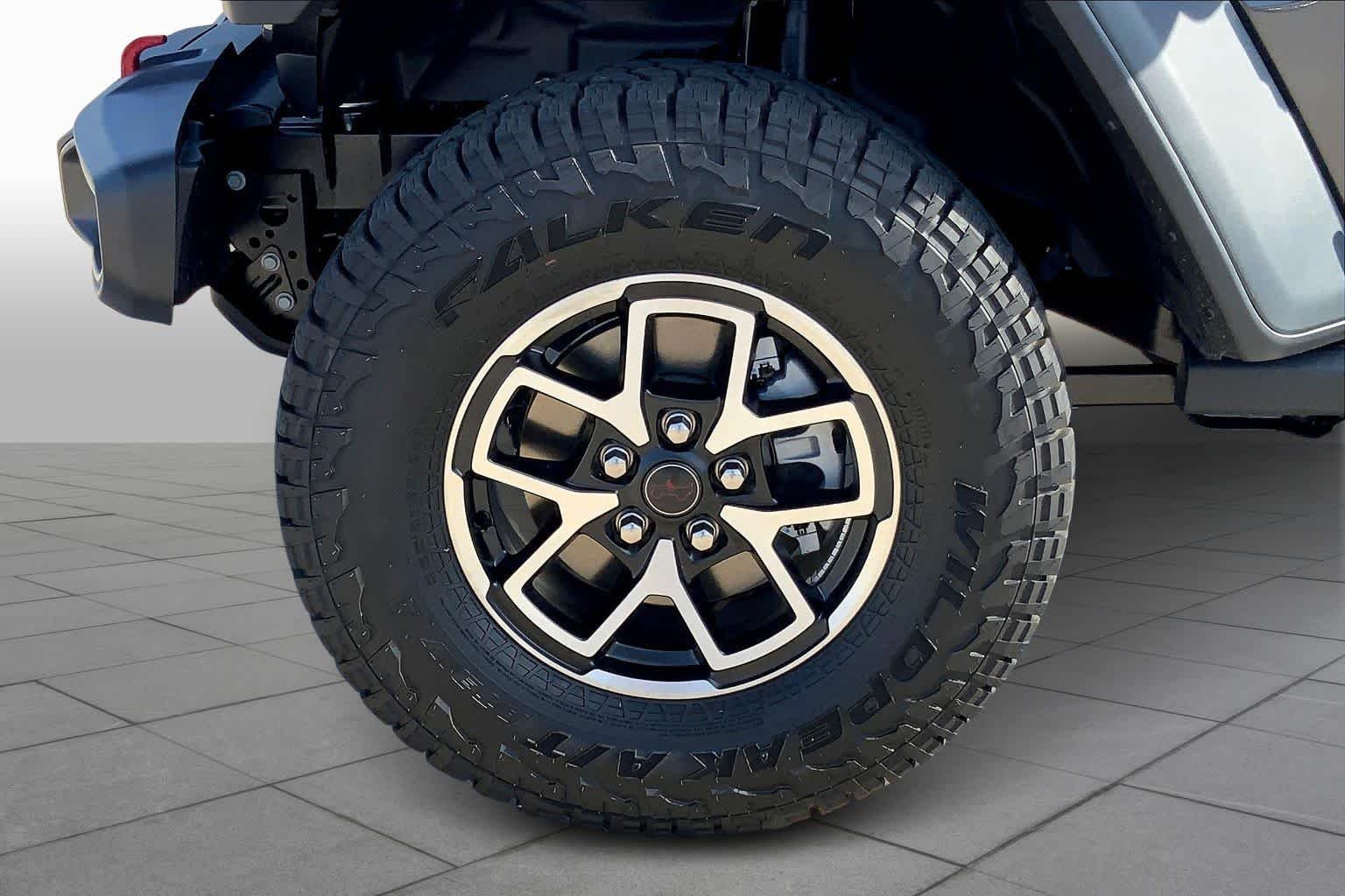 Used 2025 Granite Crystal Metallic Clearcoat Jeep Rubicon image 10