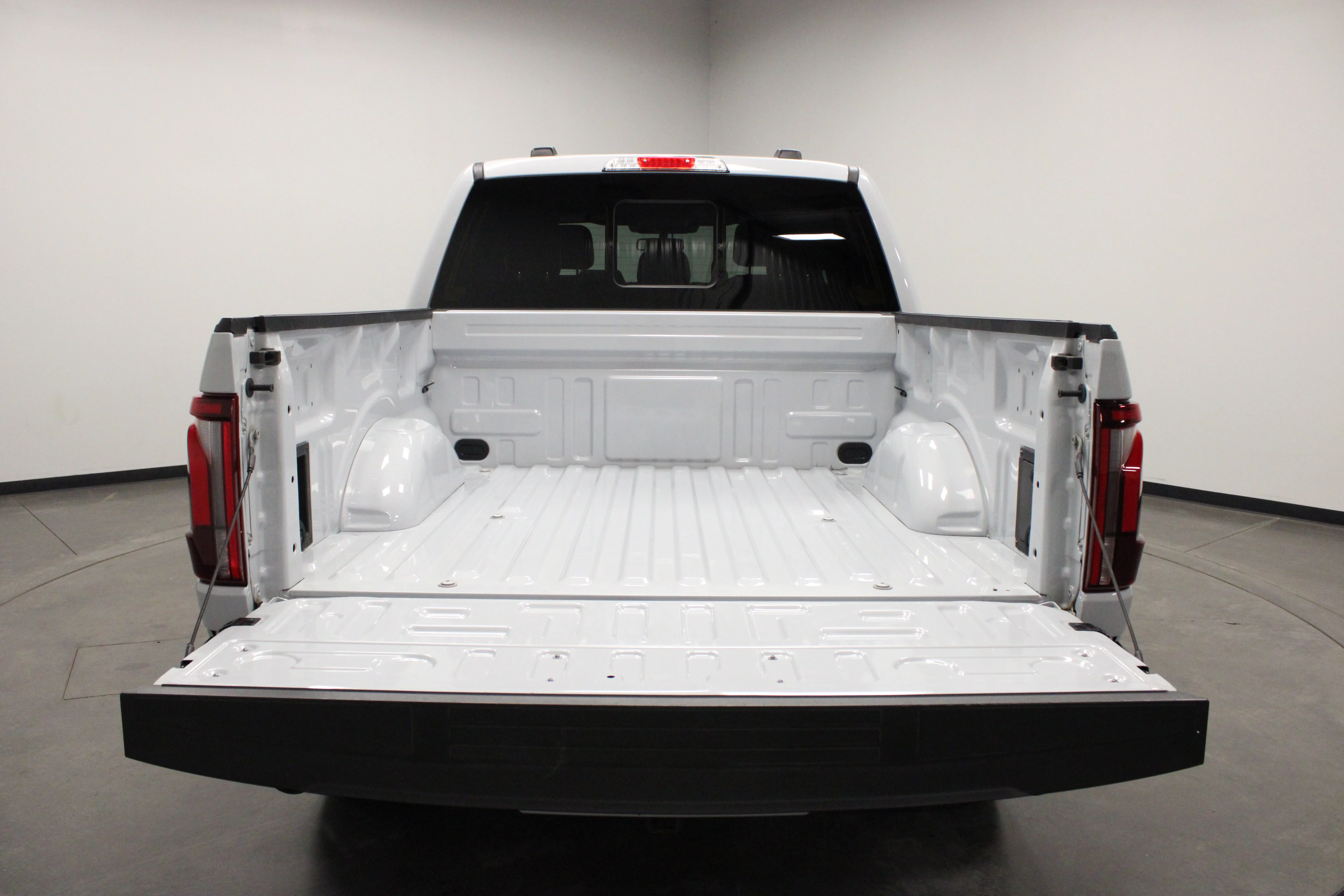Used 2025 Space White Metallic Ford LARIAT image 16