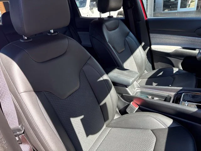 Used 2025 Red Jeep Latitude image 13