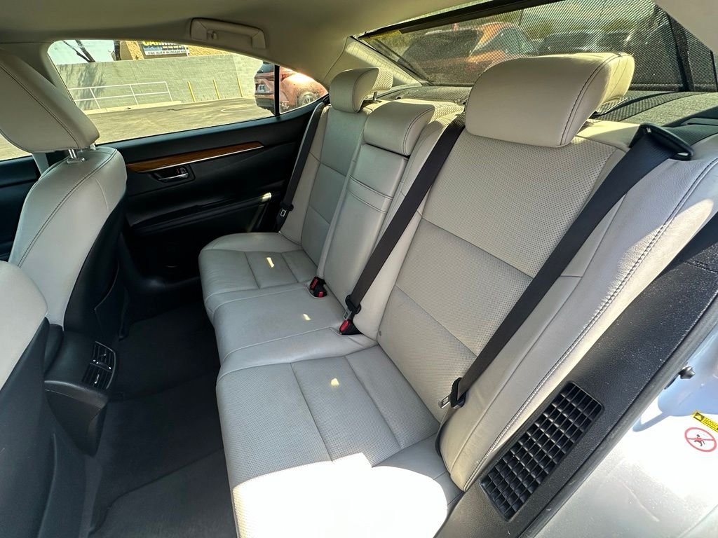 Used 2014 Silver Lexus 300h image 13