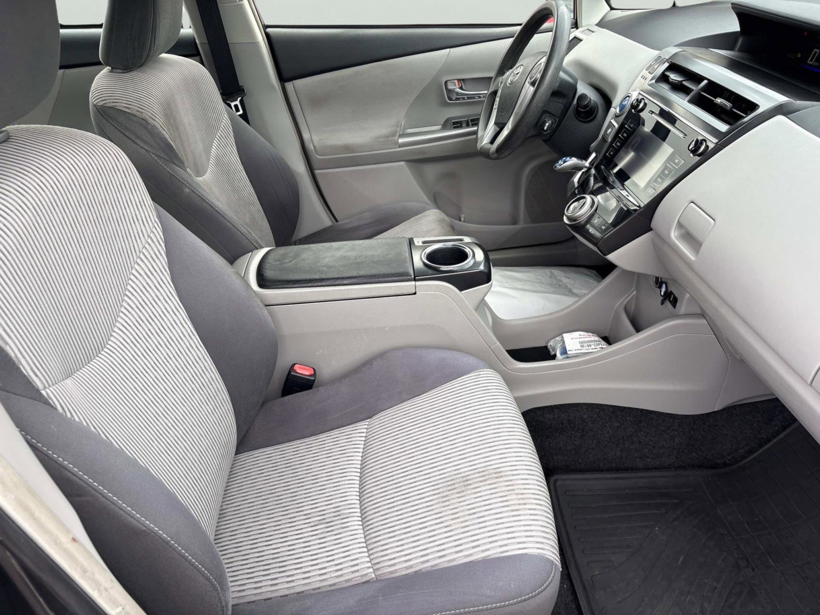 2016 Toyota Prius v Five - Photo 23