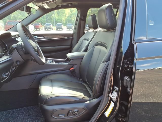 New 2026 Diamond Black Crystal Pearlcoat Jeep Limited image 12