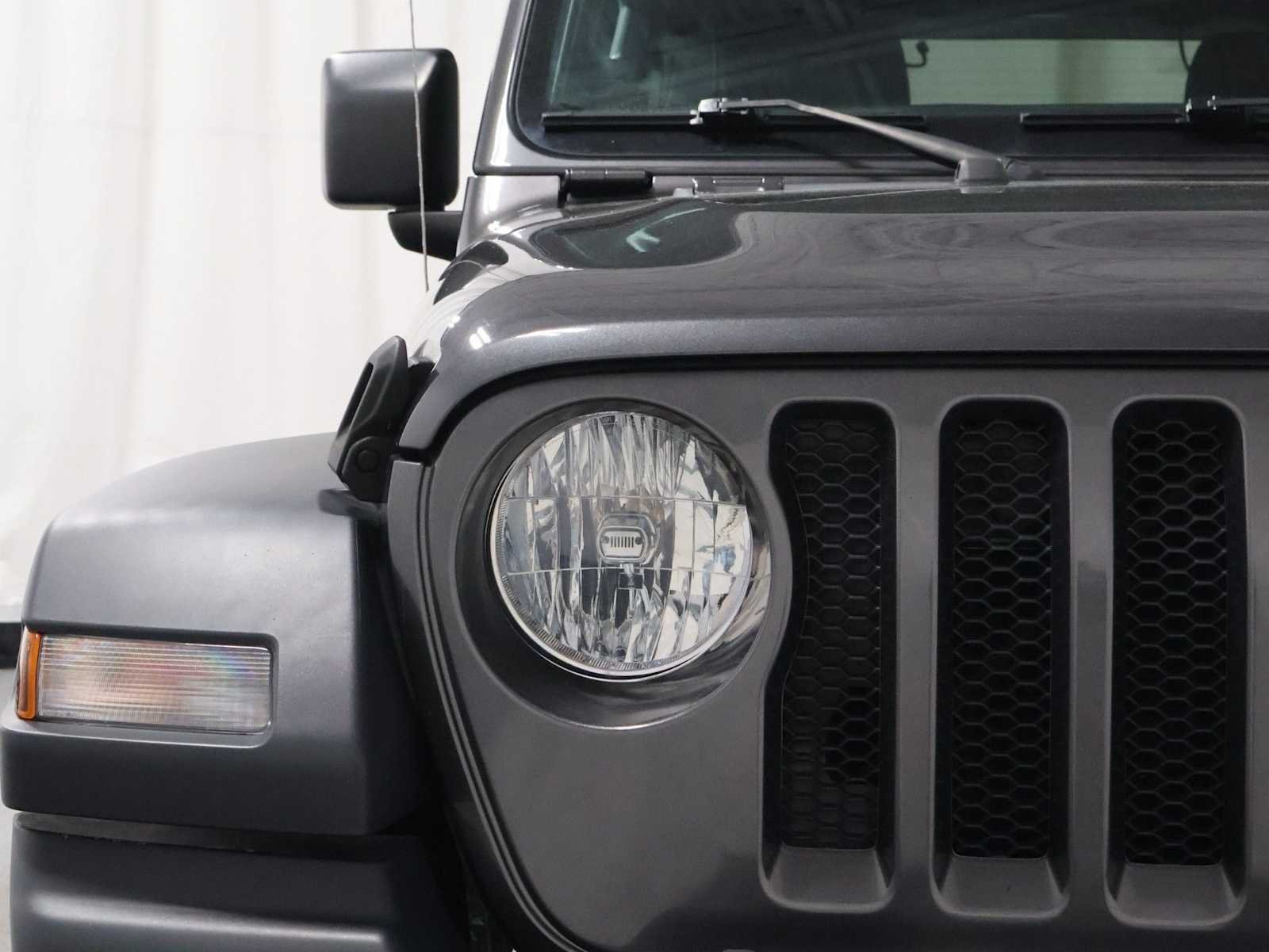 Used 2018 Granite Crystal Metallic Clearcoat Jeep Sport S image 15
