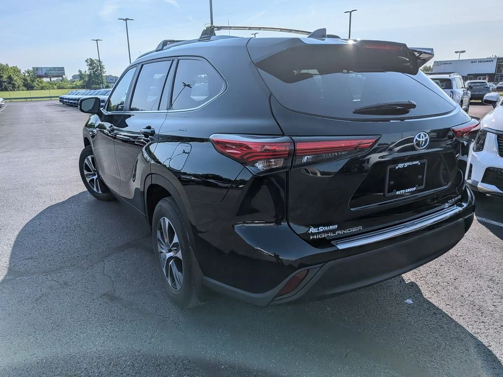 Used 2023 Midnight Black Metallic Toyota XLE image 5