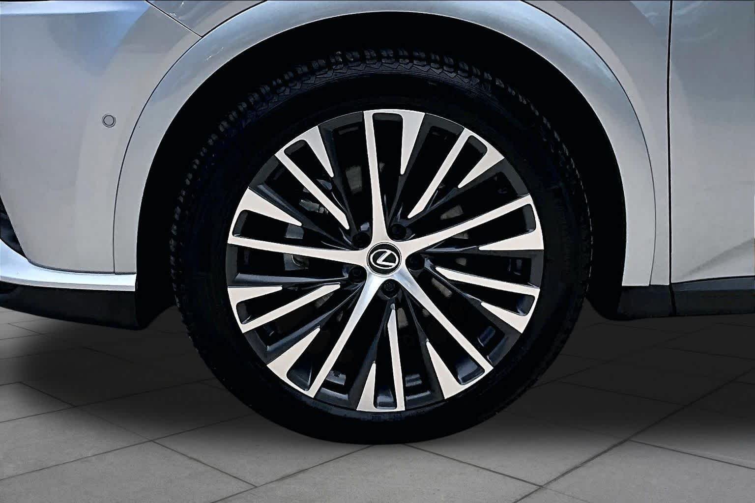 Used 2024 Iridium Lexus Premium Plus image 11
