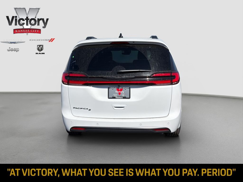 New 2026 Bright White Clear-Coat Exterior Paint Chrysler Select image 6