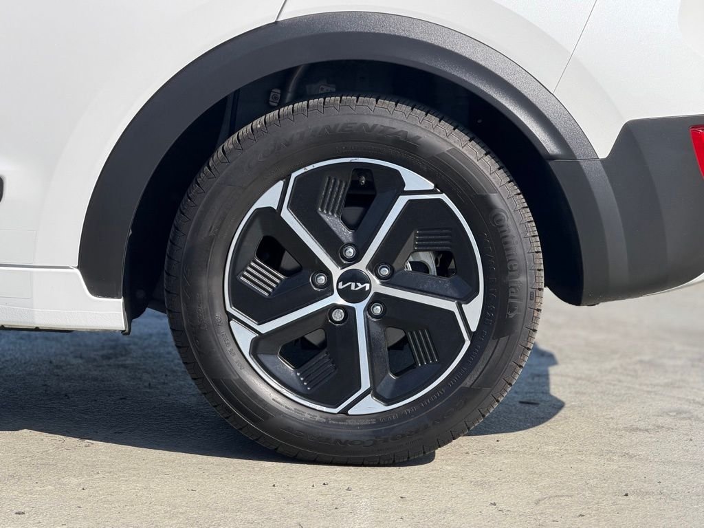 Used 2023 Snow White Pearl Kia EX image 3
