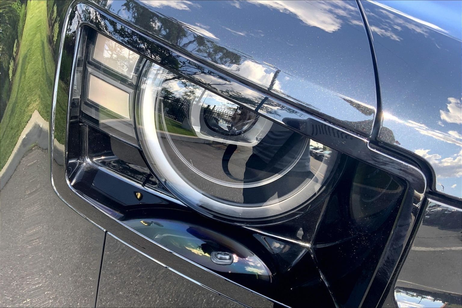 New 2026 Santorini Black LAND ROVER X-Dynamic SE image 13