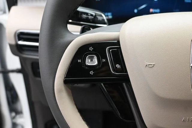 Used 2023 Pristine White Lincoln Standard image 12