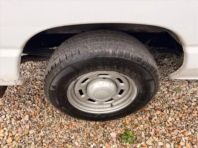 Used 2006 White Ford Commercial image 22