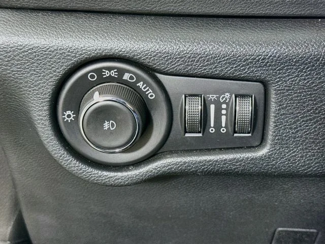Used 2025 White Chrysler Select image 11