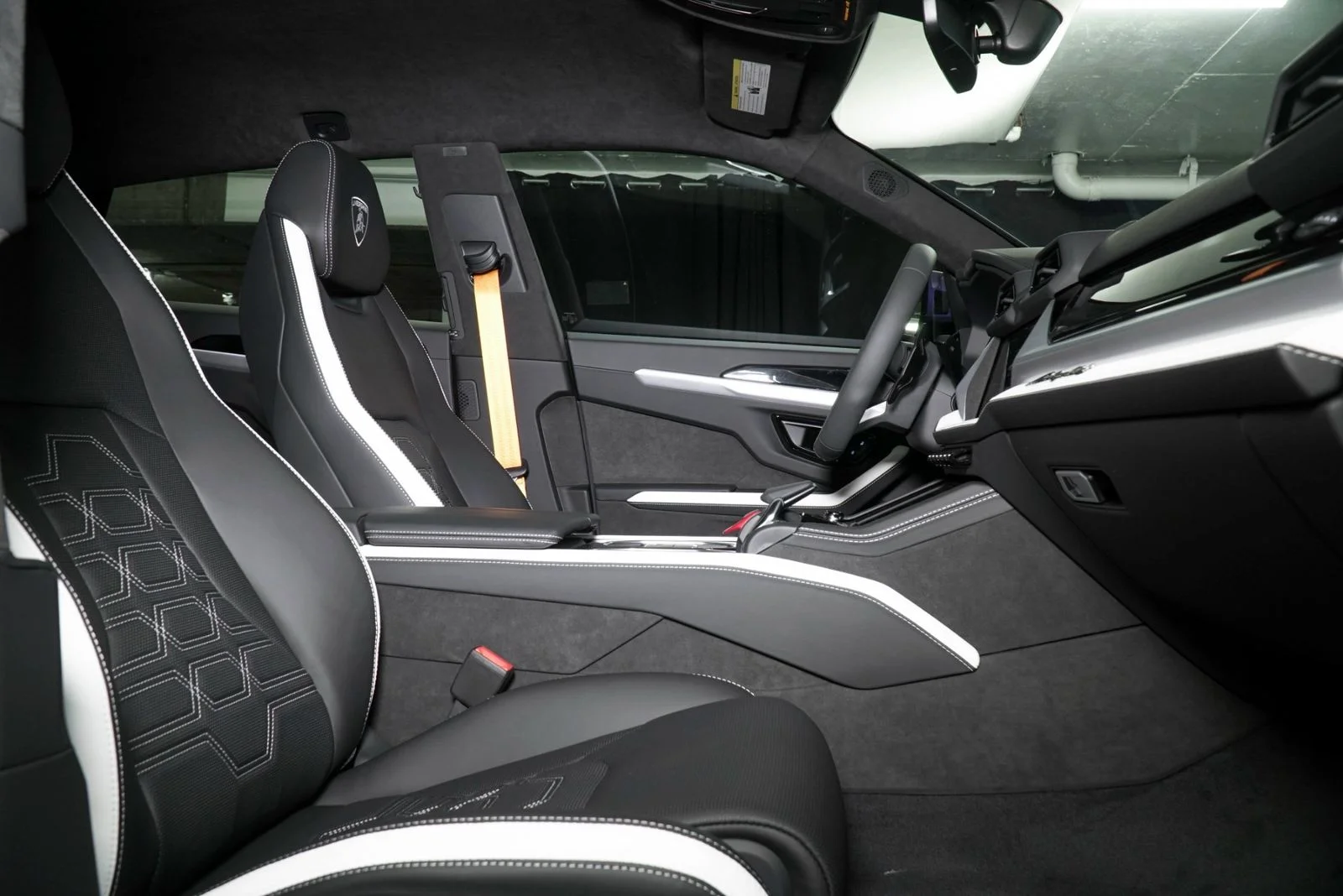 Used 2025  Lamborghini  image 12