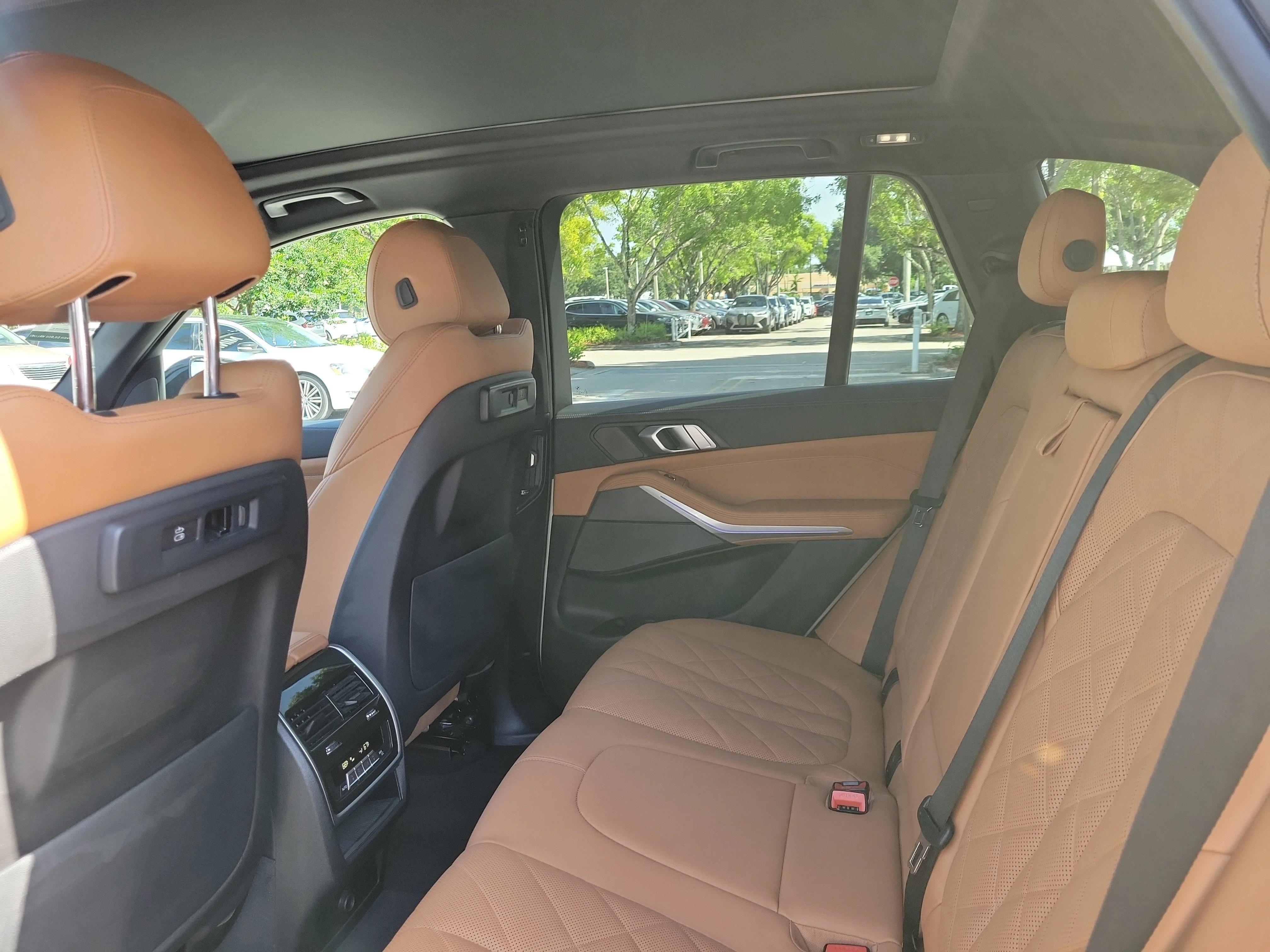 Used 2023 Mineral White Metallic BMW sDrive40i image 7