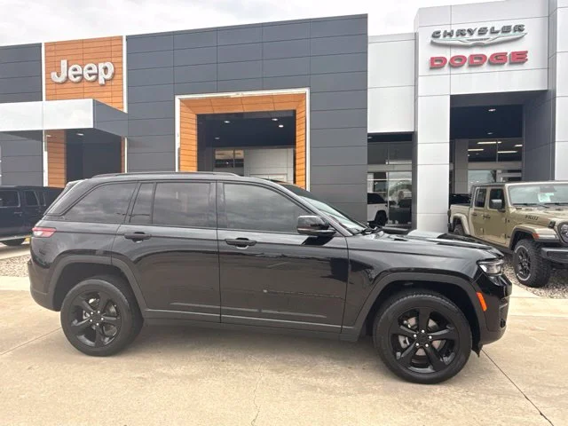 Used 2023 Black Jeep Altitude X image 5