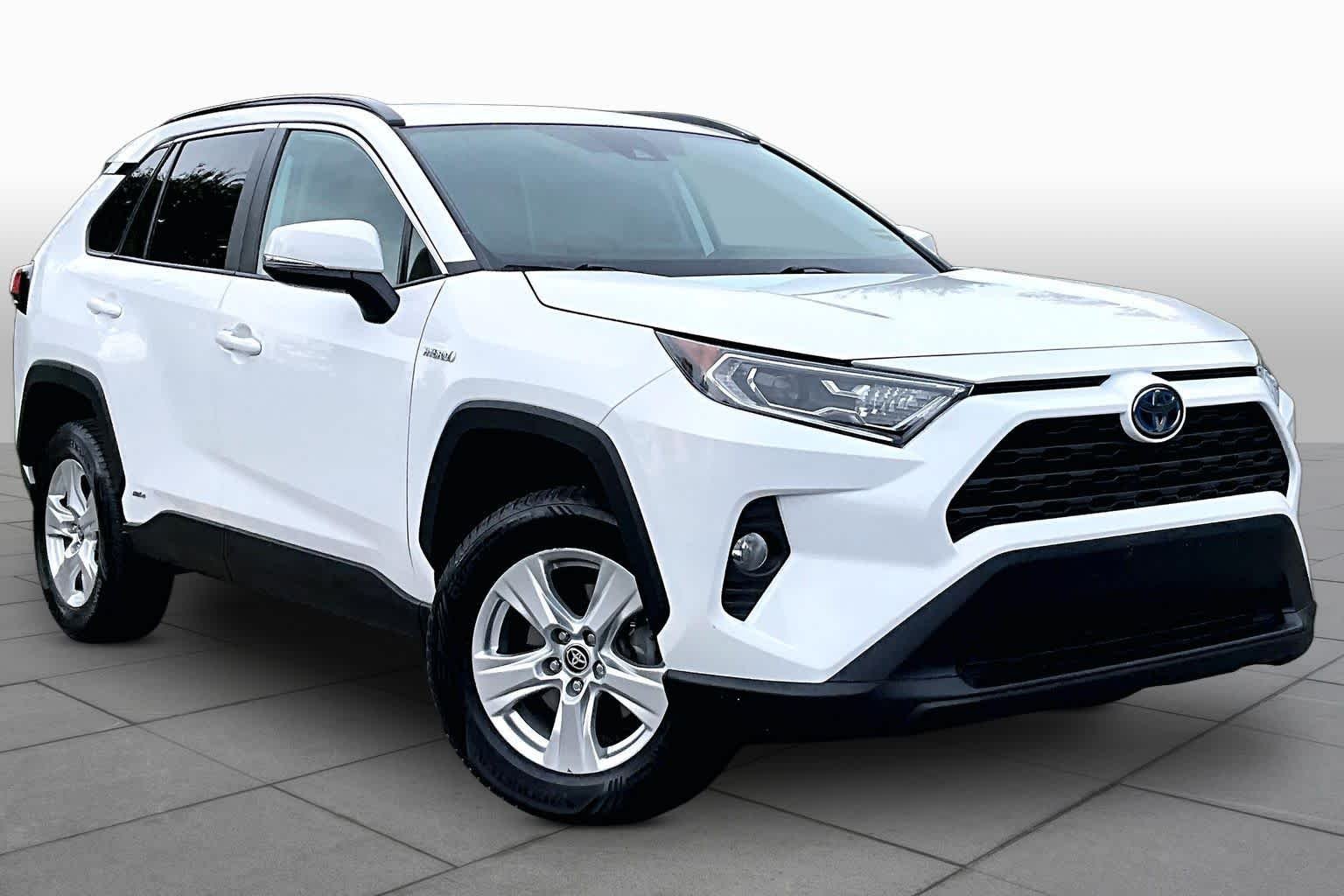 Used 2021 Super White Toyota Hybrid XLE image 3