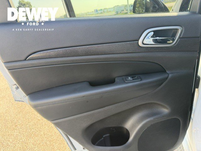 Used 2017 Bright White Clearcoat Jeep Altitude image 23