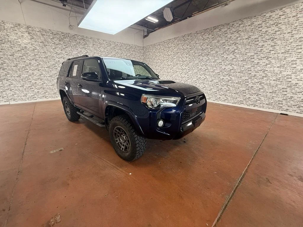 Used 2020 Nautical Blue Metallic Toyota Venture image 1